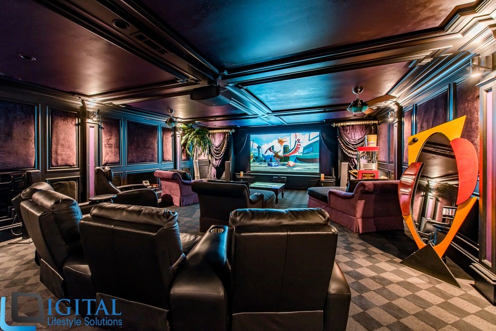 Свежая идея для дизайна: большой домашний кинотеатр в морском стиле с фиолетовыми стенами, ковровым покрытием, проектором и разноцветным полом - отличное фото интерьера