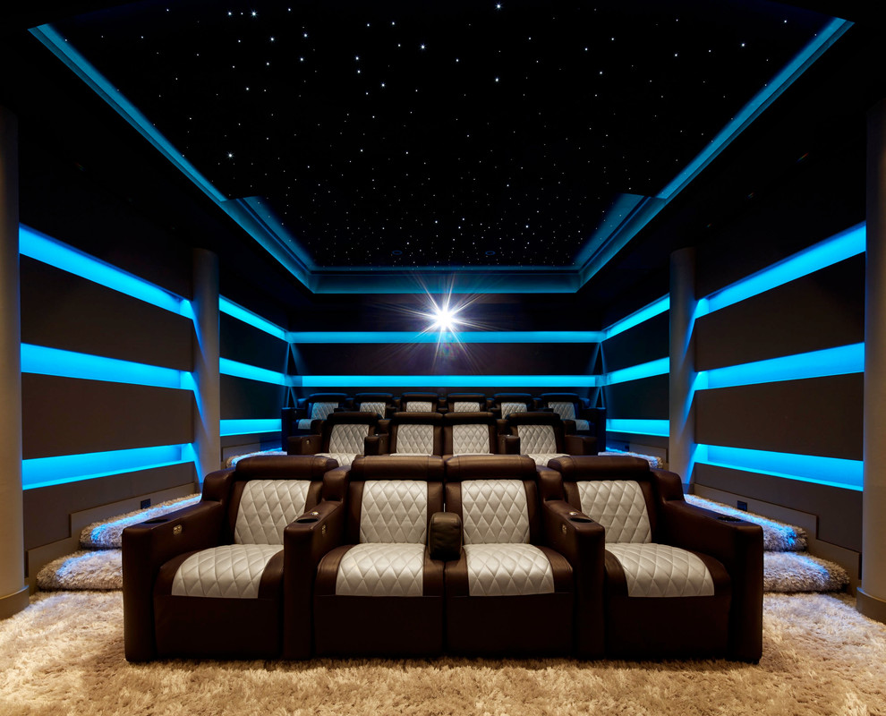 Идея дизайна: большой изолированный домашний кинотеатр в современном стиле с серыми стенами, ковровым покрытием, проектором и бежевым полом