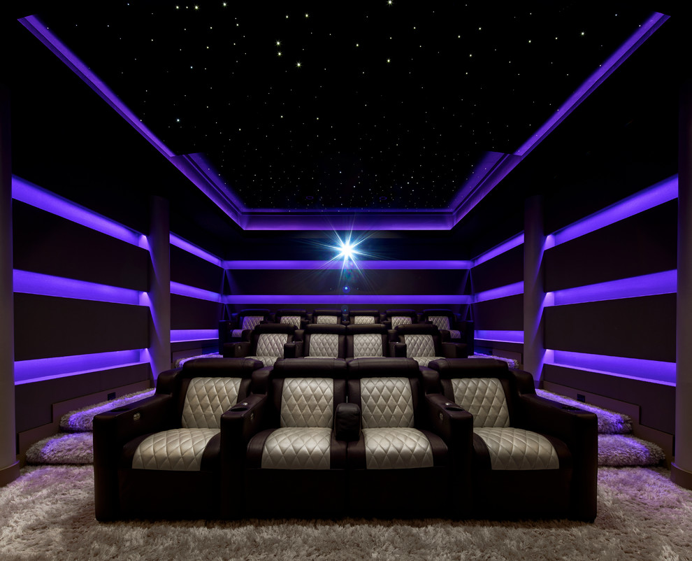 Aménagement d'une salle de cinéma moderne de taille moyenne et fermée avec un mur violet, moquette, un sol beige et un téléviseur encastré.