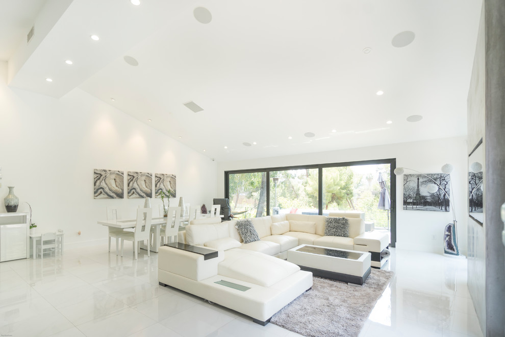 Großes, Abgetrenntes Modernes Heimkino mit weißer Wandfarbe, Marmorboden, Multimediawand und weißem Boden in Los Angeles