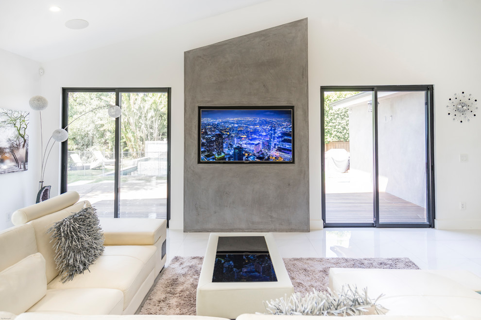 Mittelgroßes, Abgetrenntes Modernes Heimkino mit grauer Wandfarbe, Marmorboden, Multimediawand und weißem Boden in Los Angeles