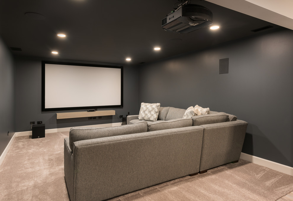 Источник вдохновения для домашнего уюта: изолированный домашний кинотеатр среднего размера в стиле неоклассика (современная классика) с серыми стенами, ковровым покрытием, проектором и бежевым полом