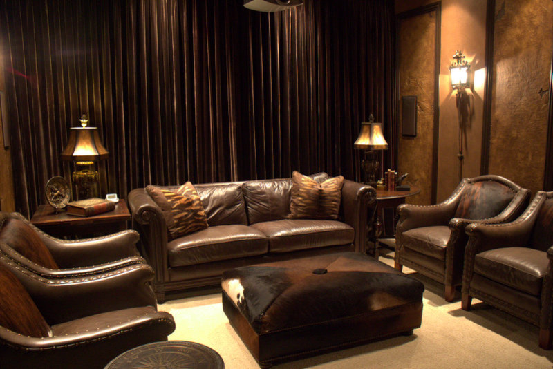 Diseño de cine en casa cerrado rústico de tamaño medio con paredes marrones, moqueta y pantalla de proyección