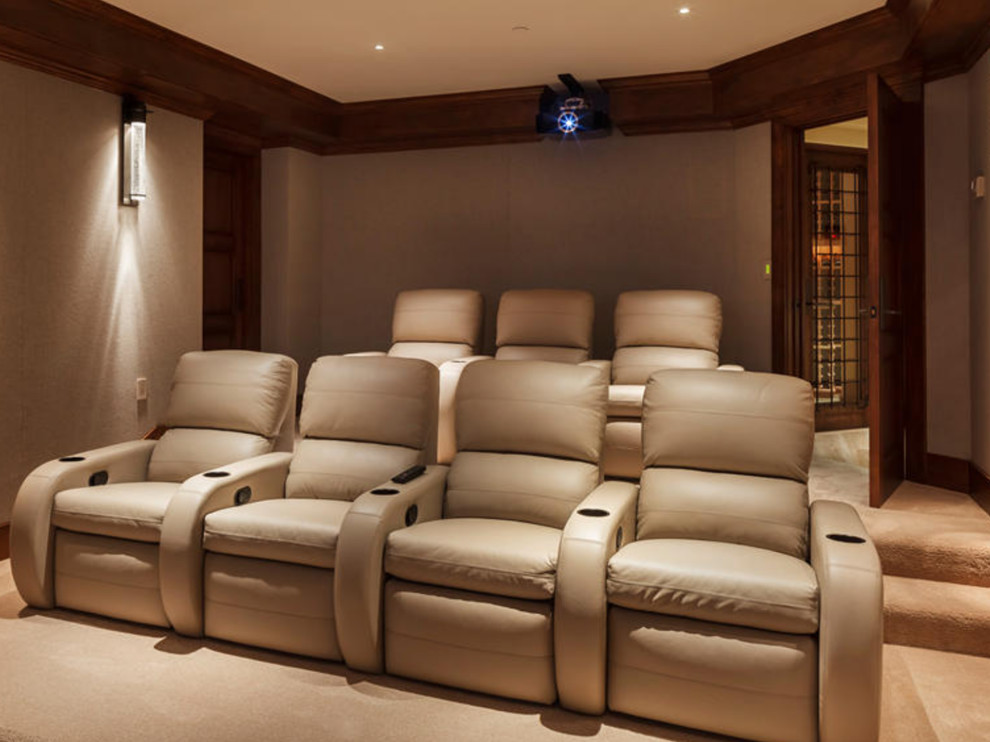 Modelo de cine en casa cerrado clásico de tamaño medio con paredes beige, moqueta, pantalla de proyección y suelo beige