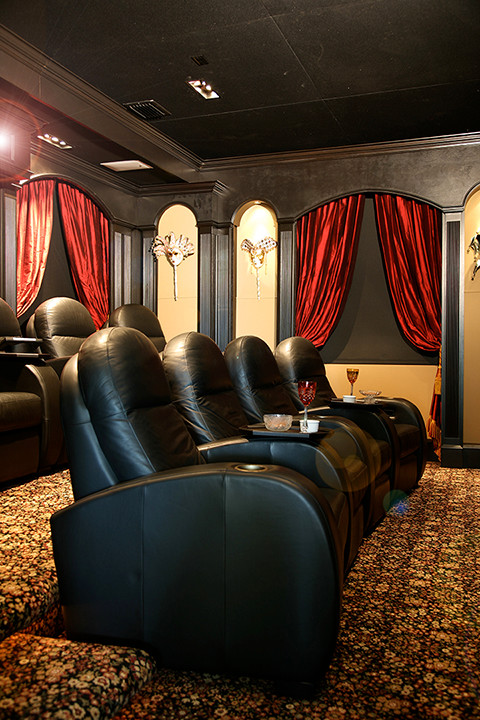 Réalisation d'une salle de cinéma tradition de taille moyenne et fermée avec un mur beige, moquette et un écran de projection.