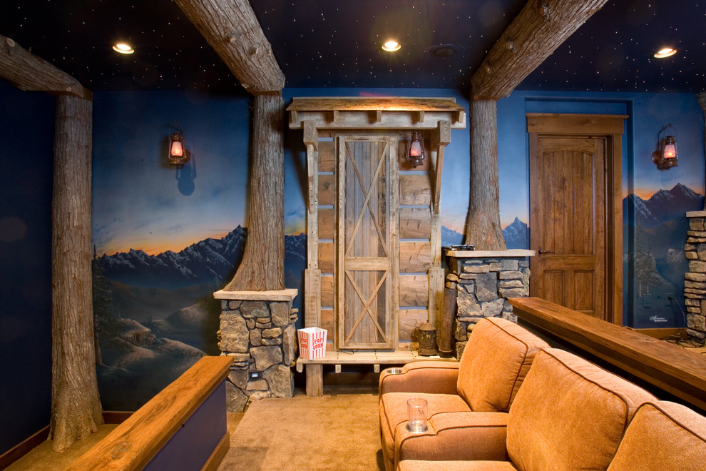 Mittelgroßes, Abgetrenntes Rustikales Heimkino mit blauer Wandfarbe, Teppichboden und Leinwand in Denver