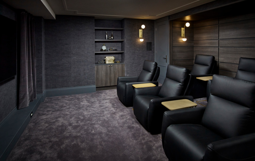 Ejemplo de cine en casa cerrado tradicional renovado de tamaño medio con paredes grises, moqueta, pared multimedia y suelo gris