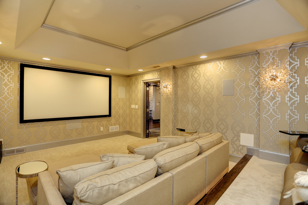 Exemple d'une grande salle de cinéma chic fermée avec un mur beige, moquette, un écran de projection et un sol blanc.