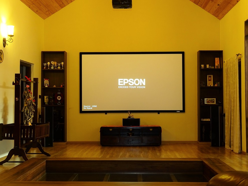 Aménagement d'une salle de cinéma contemporaine de taille moyenne et fermée avec un mur jaune, parquet clair et un écran de projection.
