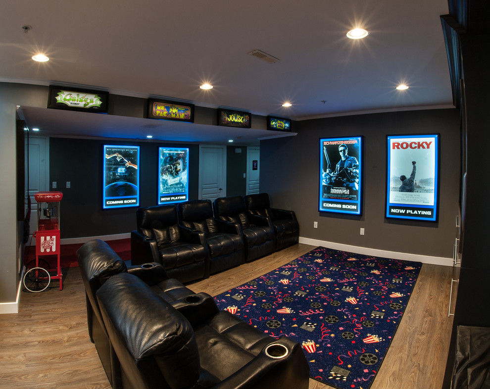 Idées déco pour une salle de cinéma moderne de taille moyenne et ouverte avec un mur gris, un sol en linoléum et un téléviseur encastré.