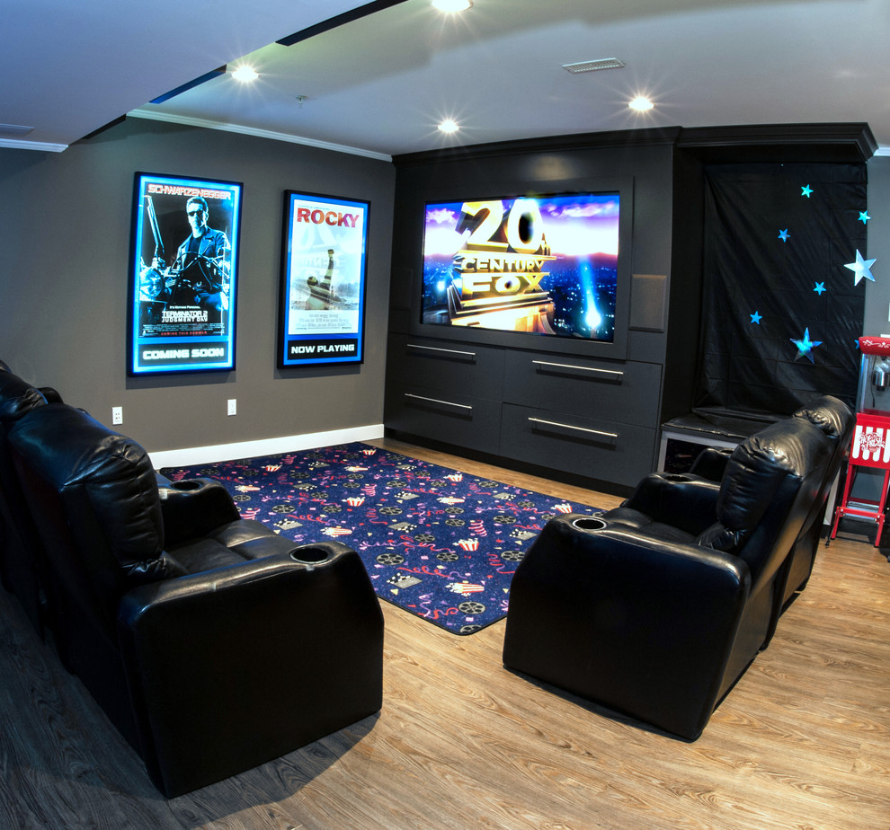 Modelo de cine en casa abierto moderno de tamaño medio con paredes grises, suelo de linóleo y pared multimedia