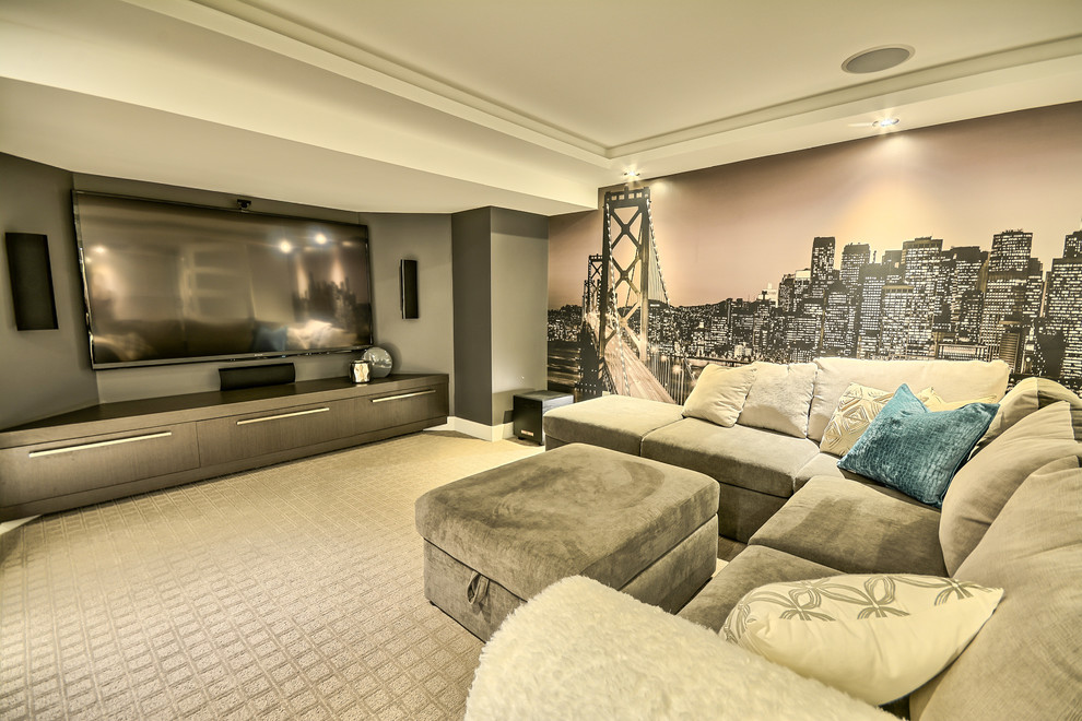 Abgetrenntes Modernes Heimkino mit grauer Wandfarbe, Teppichboden, TV-Wand und grauem Boden in Montreal