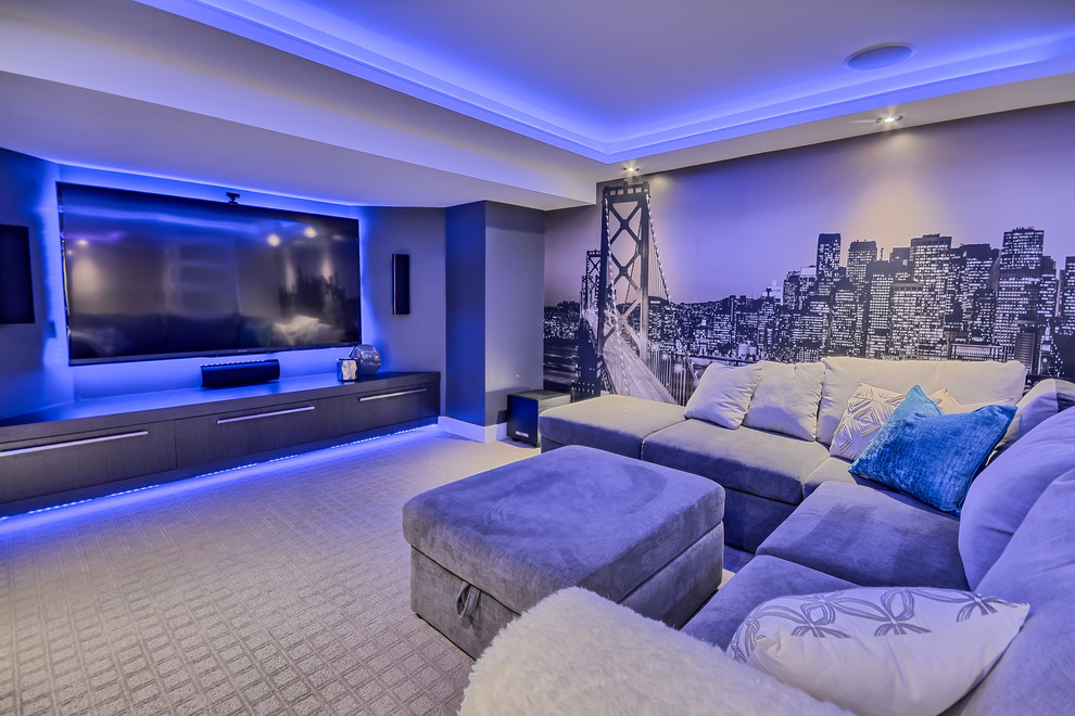 Пример оригинального дизайна: изолированный домашний кинотеатр в современном стиле с серыми стенами, ковровым покрытием, телевизором на стене и серым полом