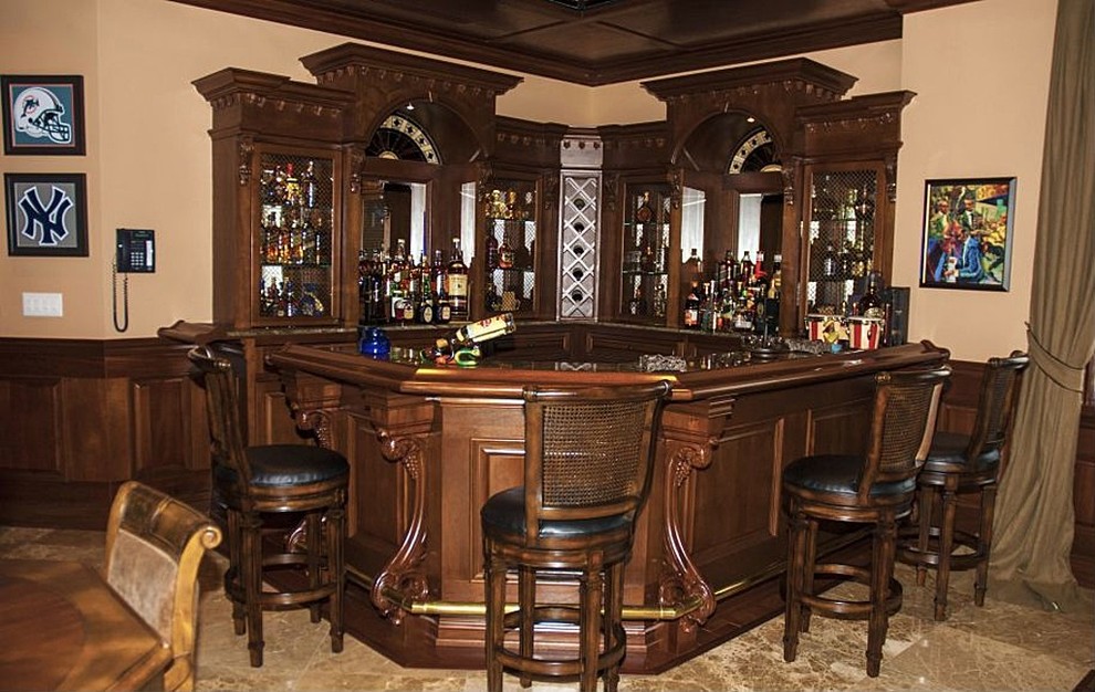 Пример оригинального дизайна: домашний бар в средиземноморском стиле
