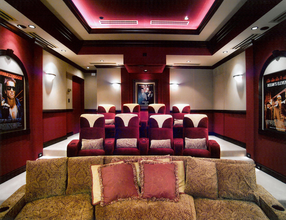 Immagine di un grande home theatre design chiuso con parete attrezzata, pareti rosse e moquette