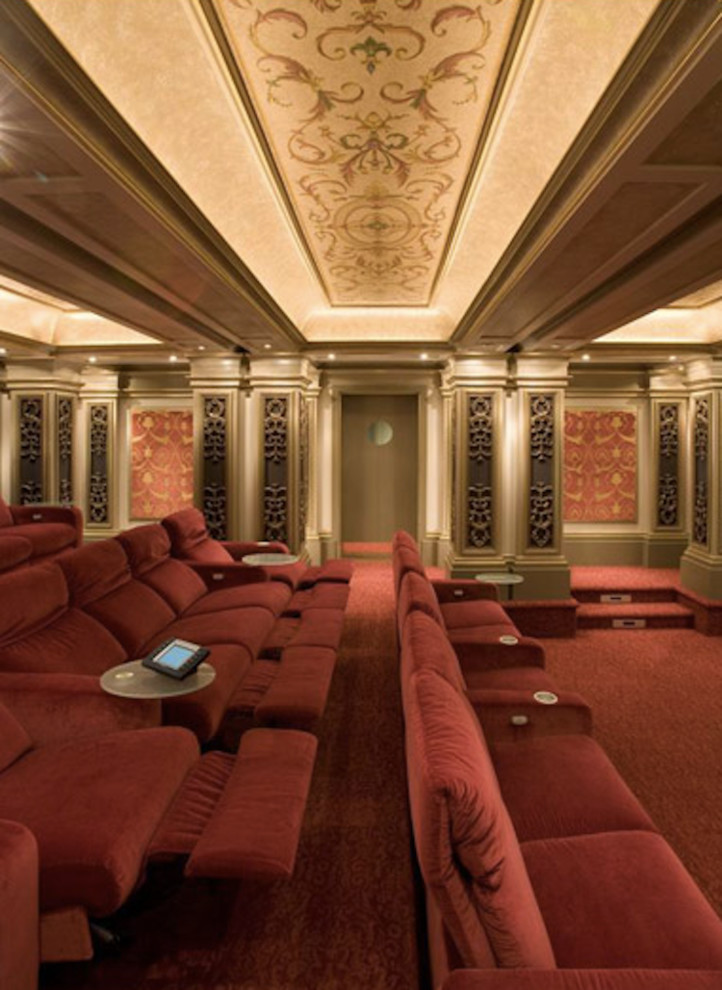 Пример оригинального дизайна: изолированный домашний кинотеатр среднего размера в стиле ретро с ковровым покрытием, проектором и красным полом