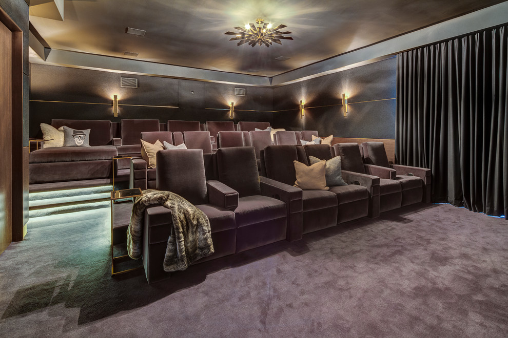Пример оригинального дизайна: изолированный домашний кинотеатр в классическом стиле с серыми стенами, ковровым покрытием и серым полом