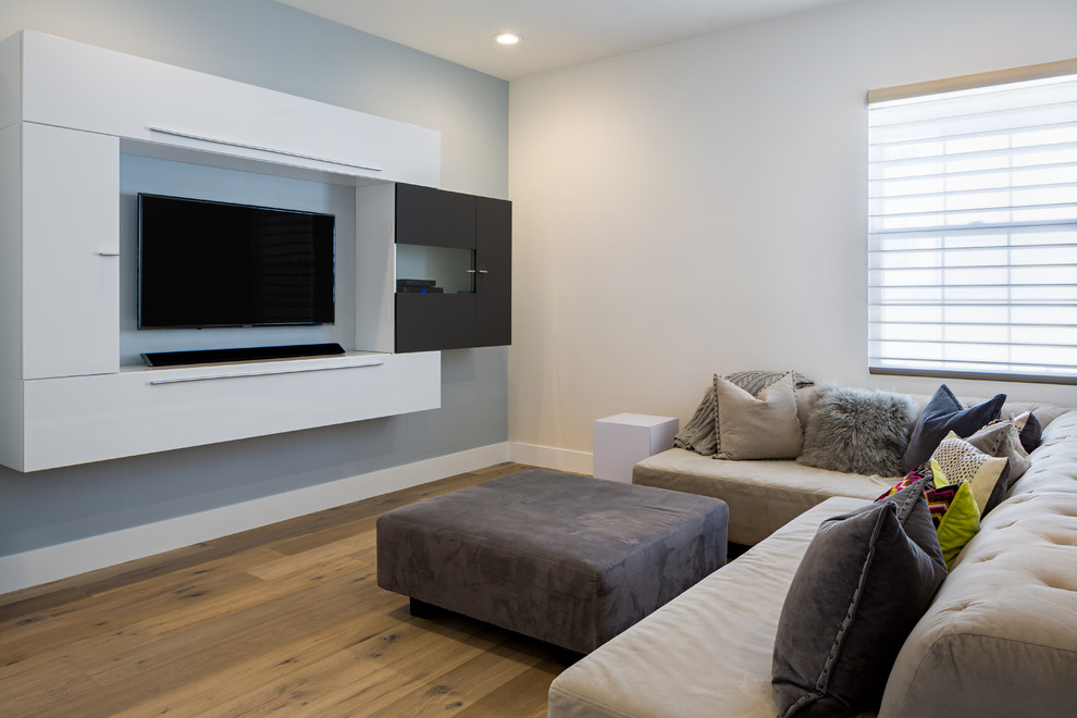Foto på ett litet funkis öppen hemmabio, med grå väggar, ljust trägolv och en inbyggd mediavägg