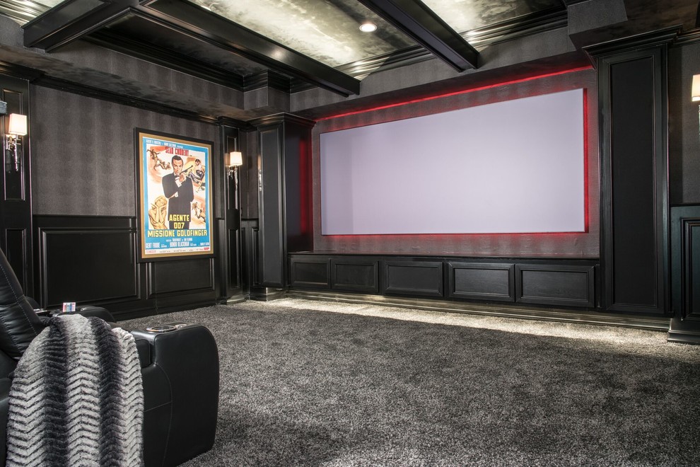 На фото: большой изолированный домашний кинотеатр в классическом стиле с серыми стенами, ковровым покрытием и проектором