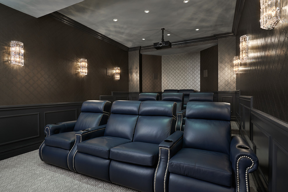 Источник вдохновения для домашнего уюта: огромный изолированный домашний кинотеатр в стиле неоклассика (современная классика) с серыми стенами, ковровым покрытием и проектором