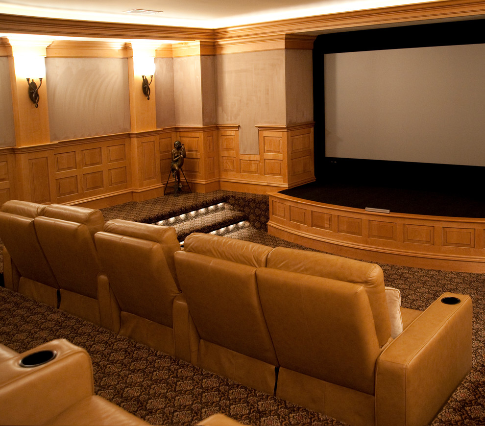 Foto de cine en casa cerrado tradicional grande con paredes marrones, moqueta, pantalla de proyección y suelo multicolor