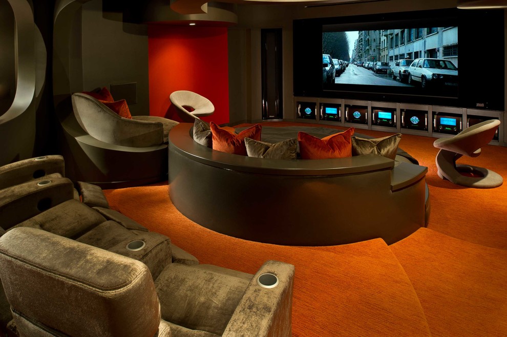 Esempio di un home theatre minimal di medie dimensioni e aperto con pareti rosse, moquette, schermo di proiezione e pavimento arancione