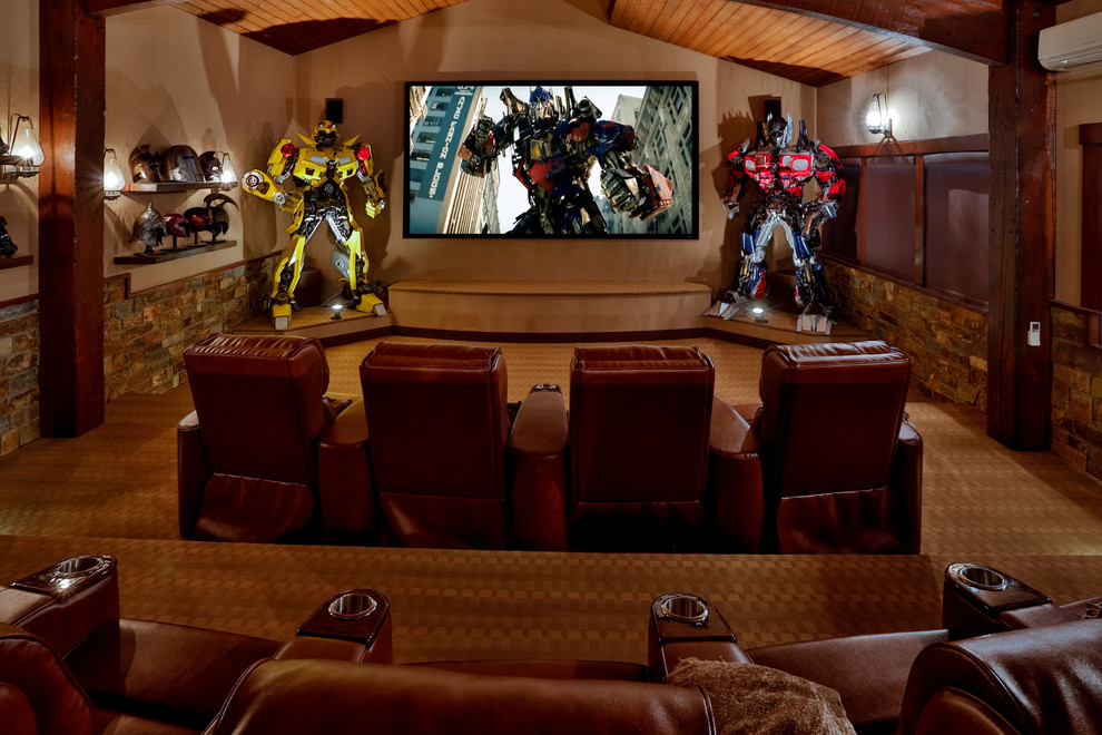 Foto de cine en casa cerrado rústico grande con paredes marrones, moqueta, pantalla de proyección y suelo marrón