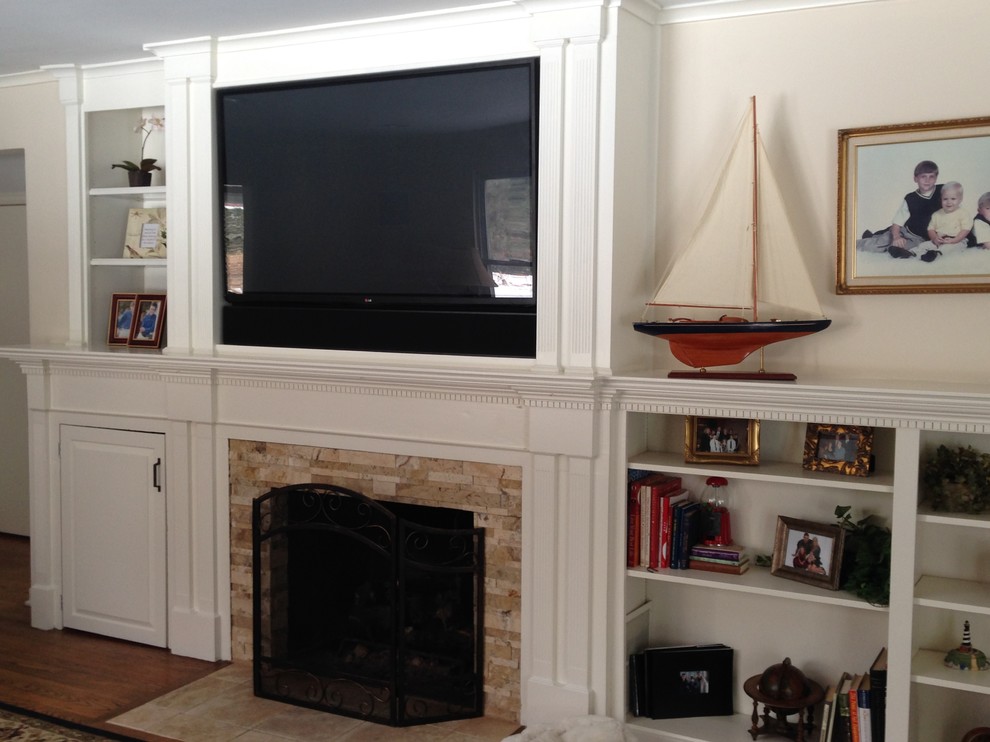 Modernes Heimkino mit weißer Wandfarbe, braunem Holzboden und Multimediawand in Sonstige