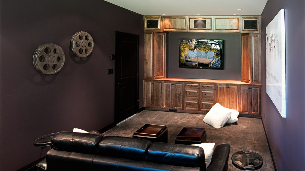 Foto de cine en casa cerrado tradicional renovado pequeño con paredes púrpuras, moqueta y televisor colgado en la pared