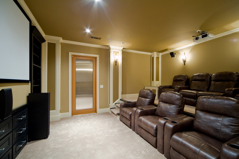 Стильный дизайн: изолированный домашний кинотеатр среднего размера в стиле кантри с коричневыми стенами, ковровым покрытием, проектором и коричневым полом - последний тренд
