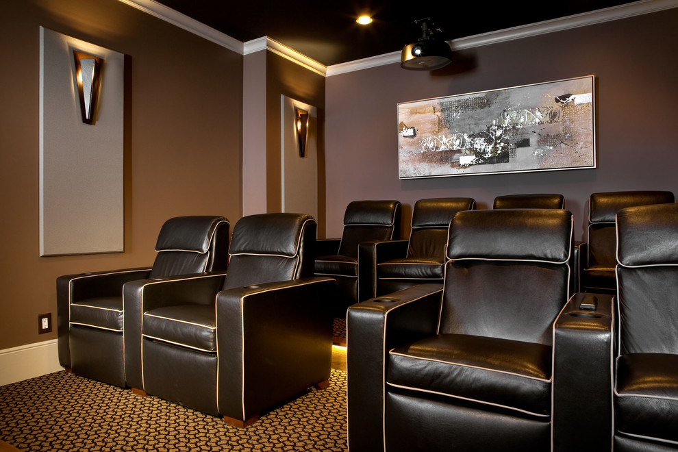 Ejemplo de cine en casa cerrado tradicional grande con paredes marrones, moqueta, pantalla de proyección y suelo multicolor