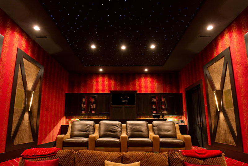 Идея дизайна: изолированный домашний кинотеатр в стиле неоклассика (современная классика) с красными стенами и ковровым покрытием