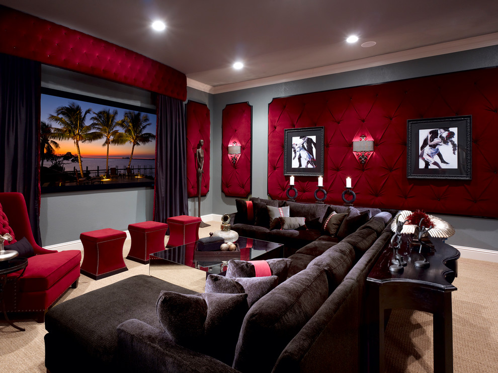 Immagine di un grande home theatre chic chiuso con pareti grigie, moquette e TV a parete