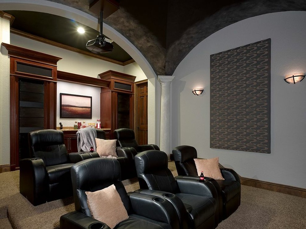 Diseño de cine en casa cerrado clásico renovado grande con paredes grises, moqueta y pantalla de proyección