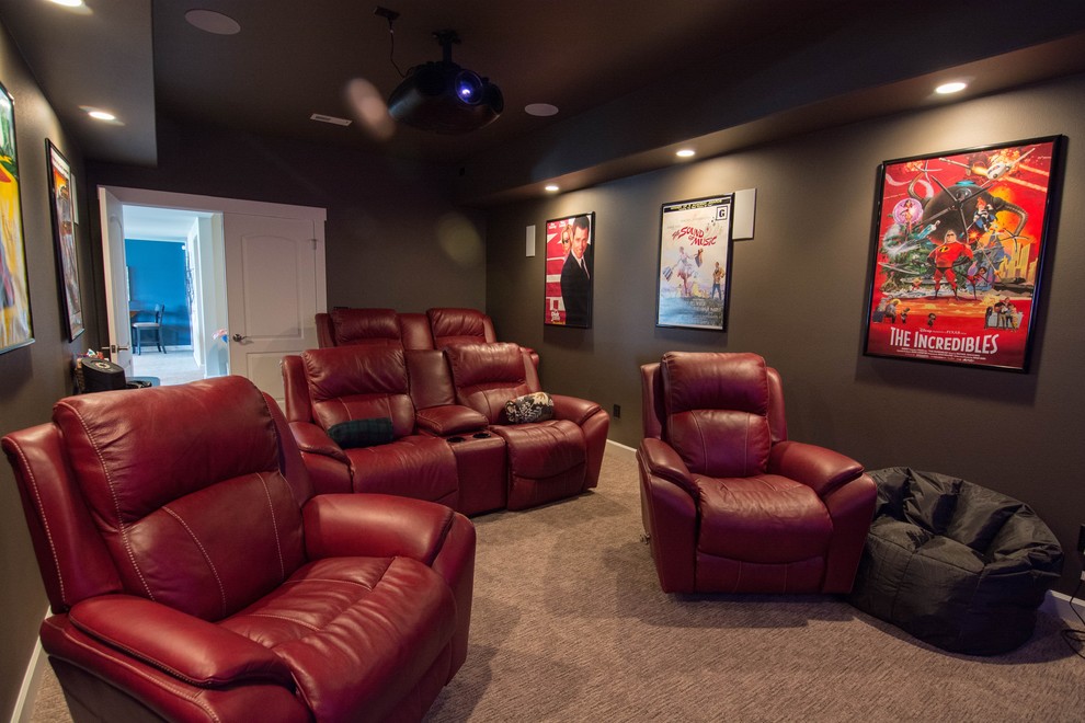Diseño de cine en casa cerrado clásico renovado con paredes grises, moqueta y pantalla de proyección