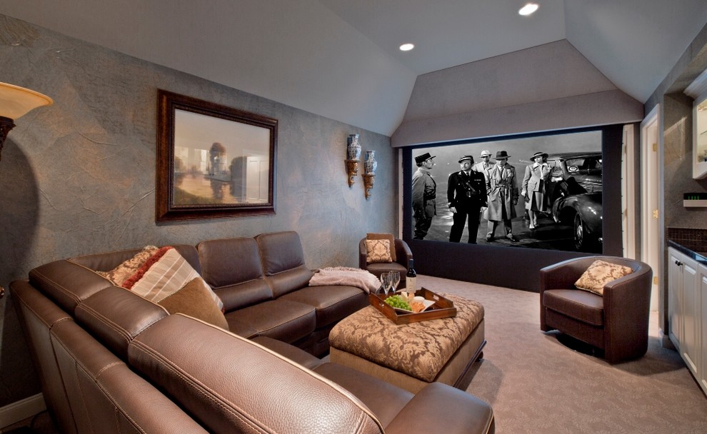 На фото: изолированный домашний кинотеатр в стиле неоклассика (современная классика) с серыми стенами и проектором