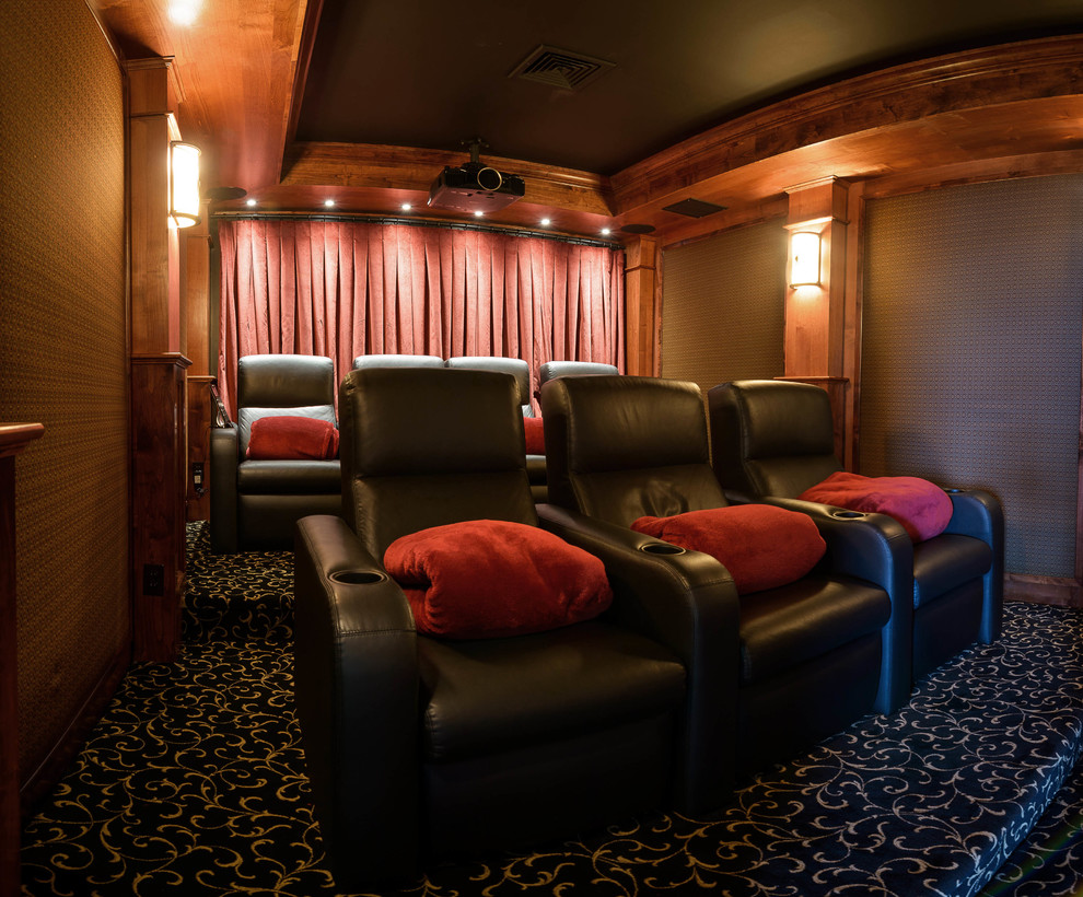 Источник вдохновения для домашнего уюта: домашний кинотеатр среднего размера в классическом стиле с ковровым покрытием и разноцветными стенами