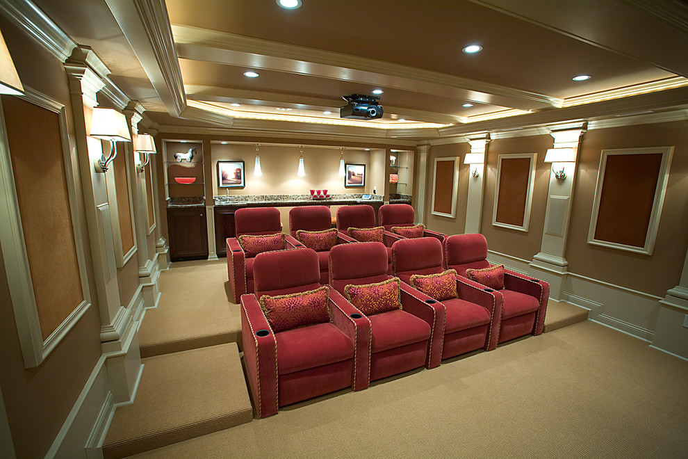 Aménagement d'une grande salle de cinéma classique fermée avec un mur marron, moquette, un écran de projection et un sol beige.