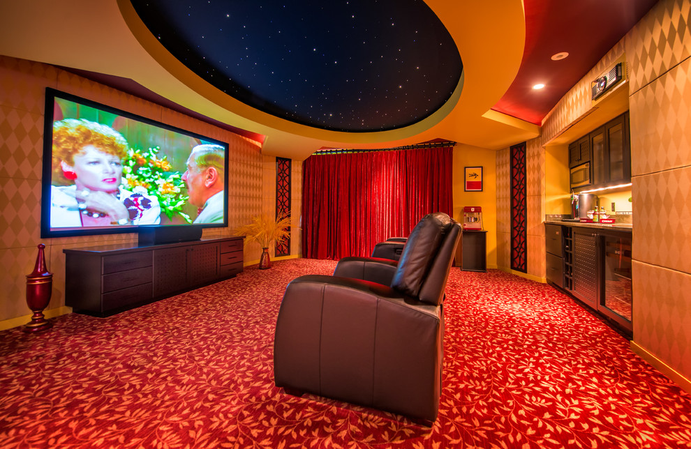 Ejemplo de cine en casa cerrado clásico de tamaño medio con pantalla de proyección, moqueta, paredes marrones y suelo multicolor