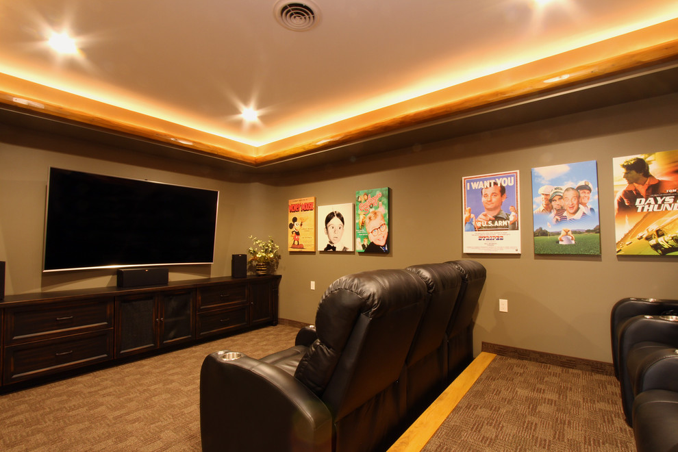 Exemple d'une salle de cinéma montagne de taille moyenne et fermée avec un mur beige, moquette, un téléviseur fixé au mur et un sol beige.