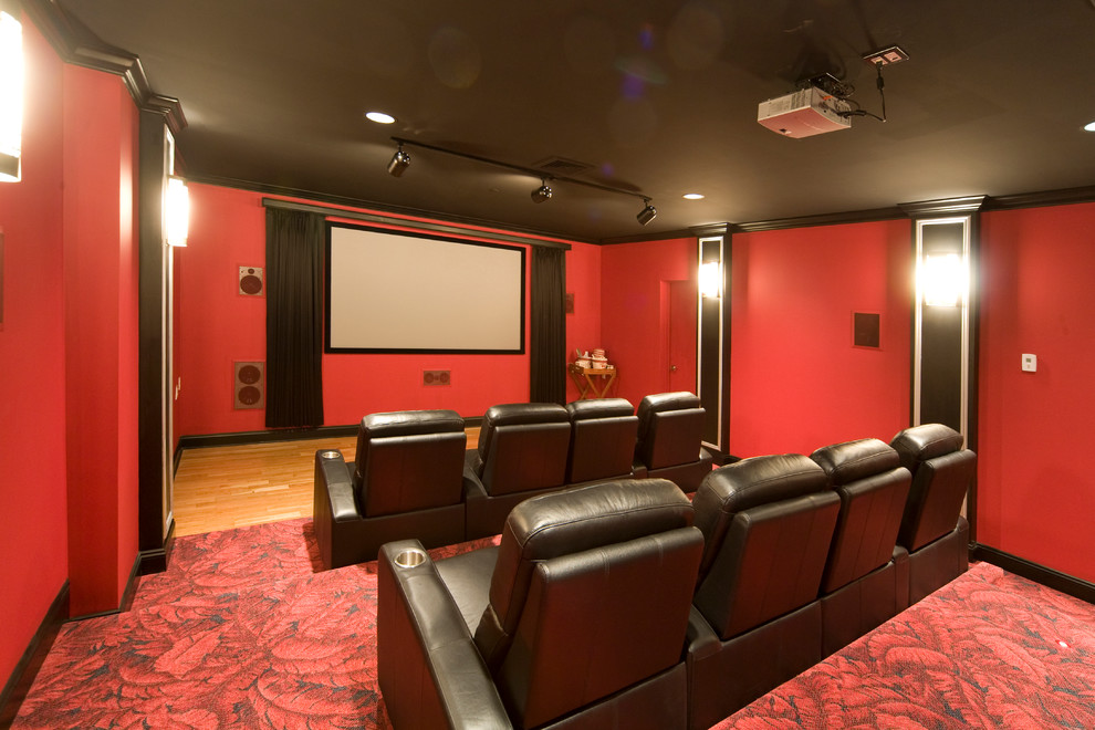 Esempio di un home theatre moderno con pareti rosse, schermo di proiezione e moquette