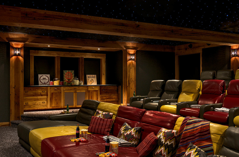 Пример оригинального дизайна: изолированный домашний кинотеатр в стиле рустика с черными стенами и ковровым покрытием