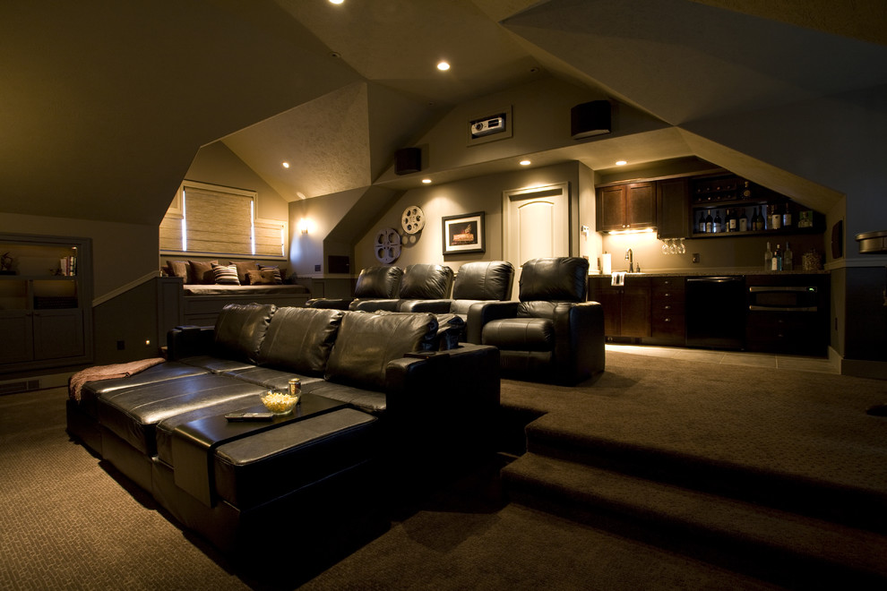 На фото: домашний кинотеатр в классическом стиле с коричневым полом с