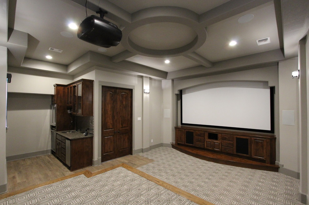 Idee per un grande home theatre chic chiuso con pareti grigie, moquette, schermo di proiezione e pavimento grigio