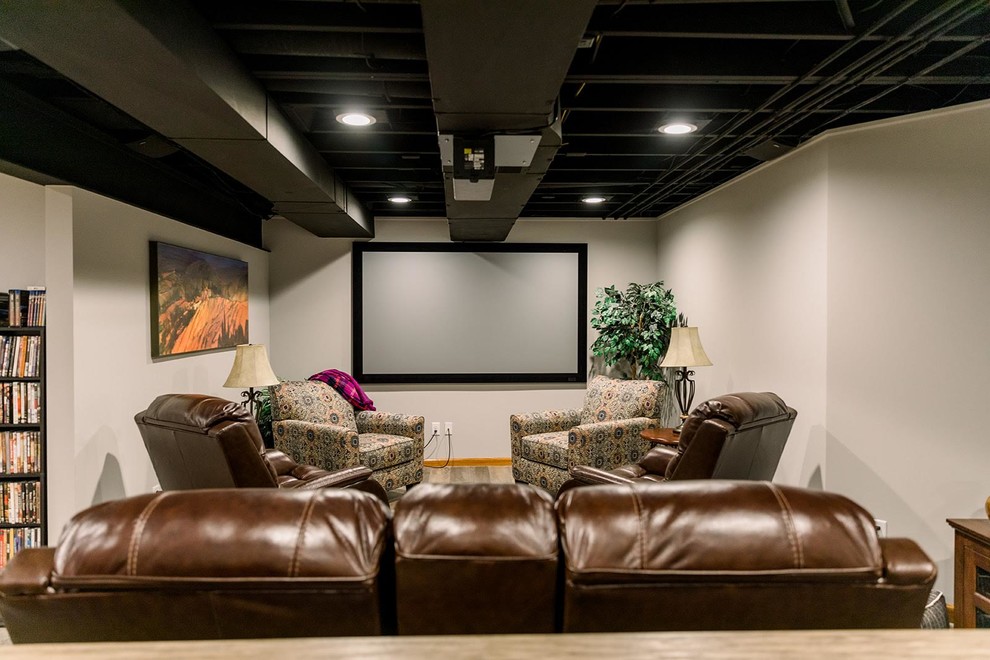 Modernes Heimkino mit weißer Wandfarbe und Leinwand in Cleveland