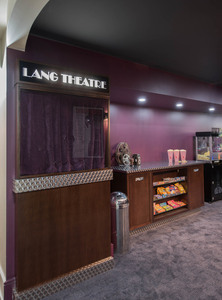 Idee per un grande home theatre minimal chiuso con pareti viola, moquette e schermo di proiezione