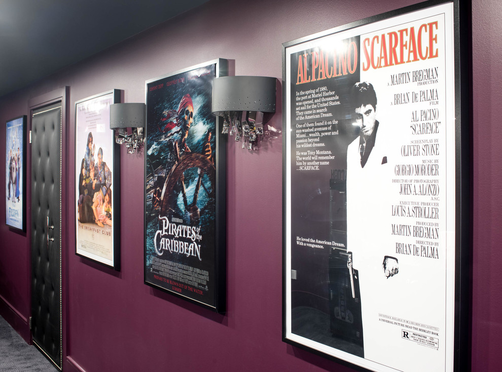 Стильный дизайн: большой изолированный домашний кинотеатр в современном стиле с фиолетовыми стенами, ковровым покрытием и проектором - последний тренд