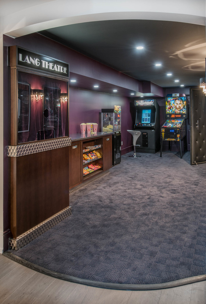 Стильный дизайн: большой изолированный домашний кинотеатр в современном стиле с фиолетовыми стенами, ковровым покрытием и проектором - последний тренд