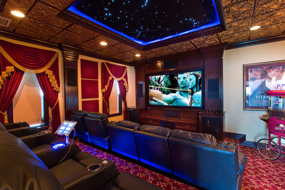 На фото: изолированный домашний кинотеатр в средиземноморском стиле с ковровым покрытием и проектором