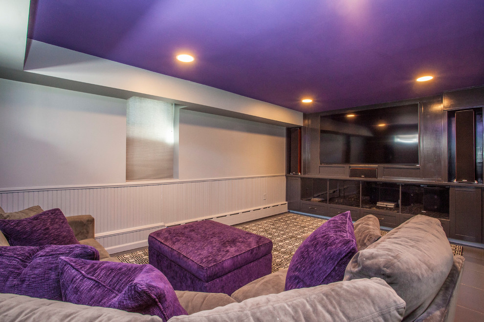 Ejemplo de cine en casa cerrado tradicional renovado de tamaño medio con paredes blancas, televisor colgado en la pared y suelo marrón
